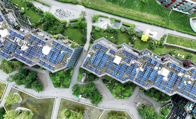 Wohnüberbauung Guggach in Zürich mit Solaranlage auf dem Dach und 80 bidirektionalen Ladestationen in der Tiefgarage. | © ewz