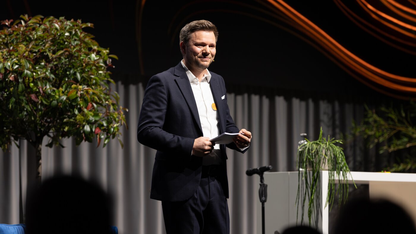 Mann mit schwarzen Jaacket vor grauen Hintergrund | © Swissolar / Sarah Bollmann