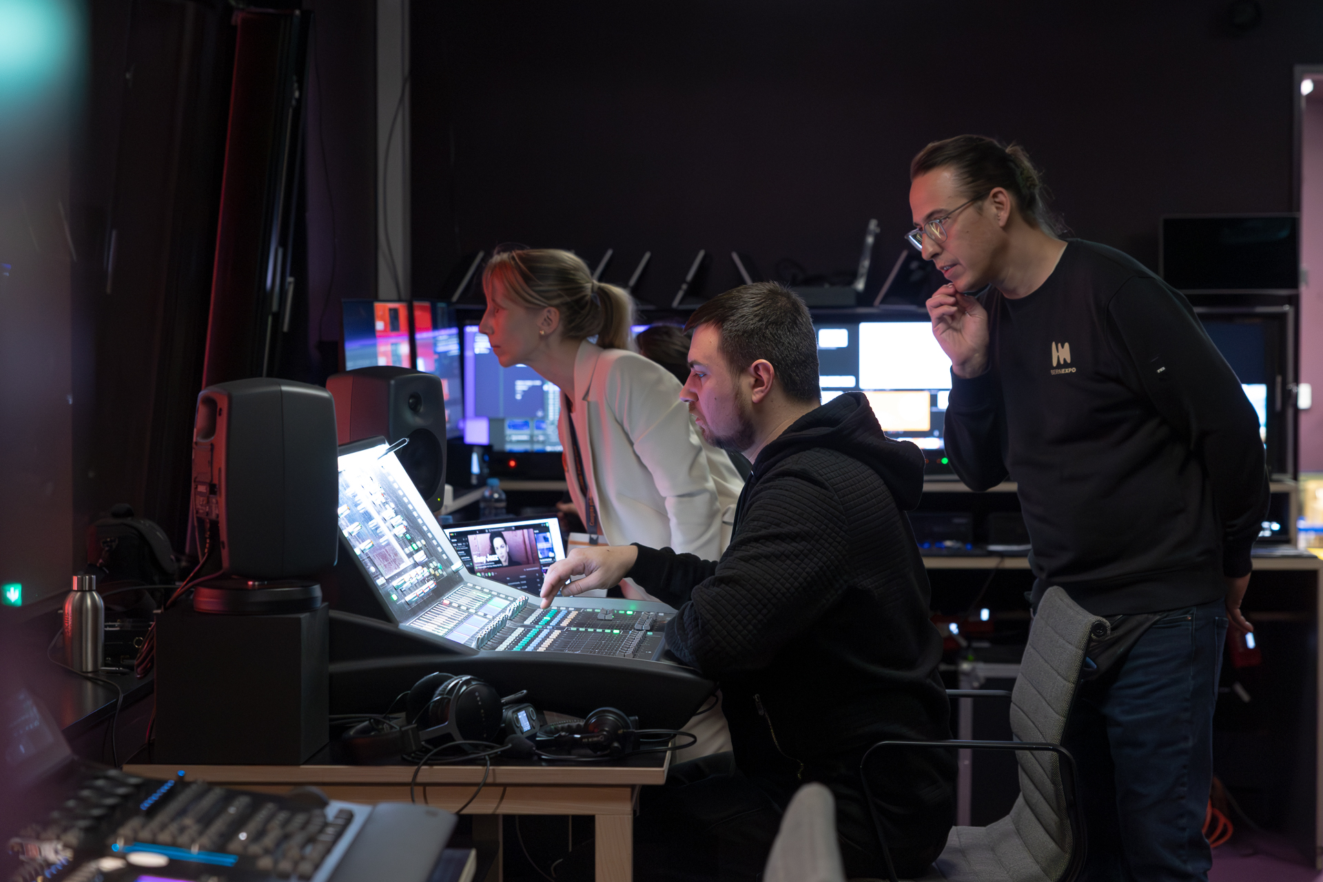 Drei Personen im Regieraum | © Swissolar / Sarah Bollmann, atelier olive GmbH