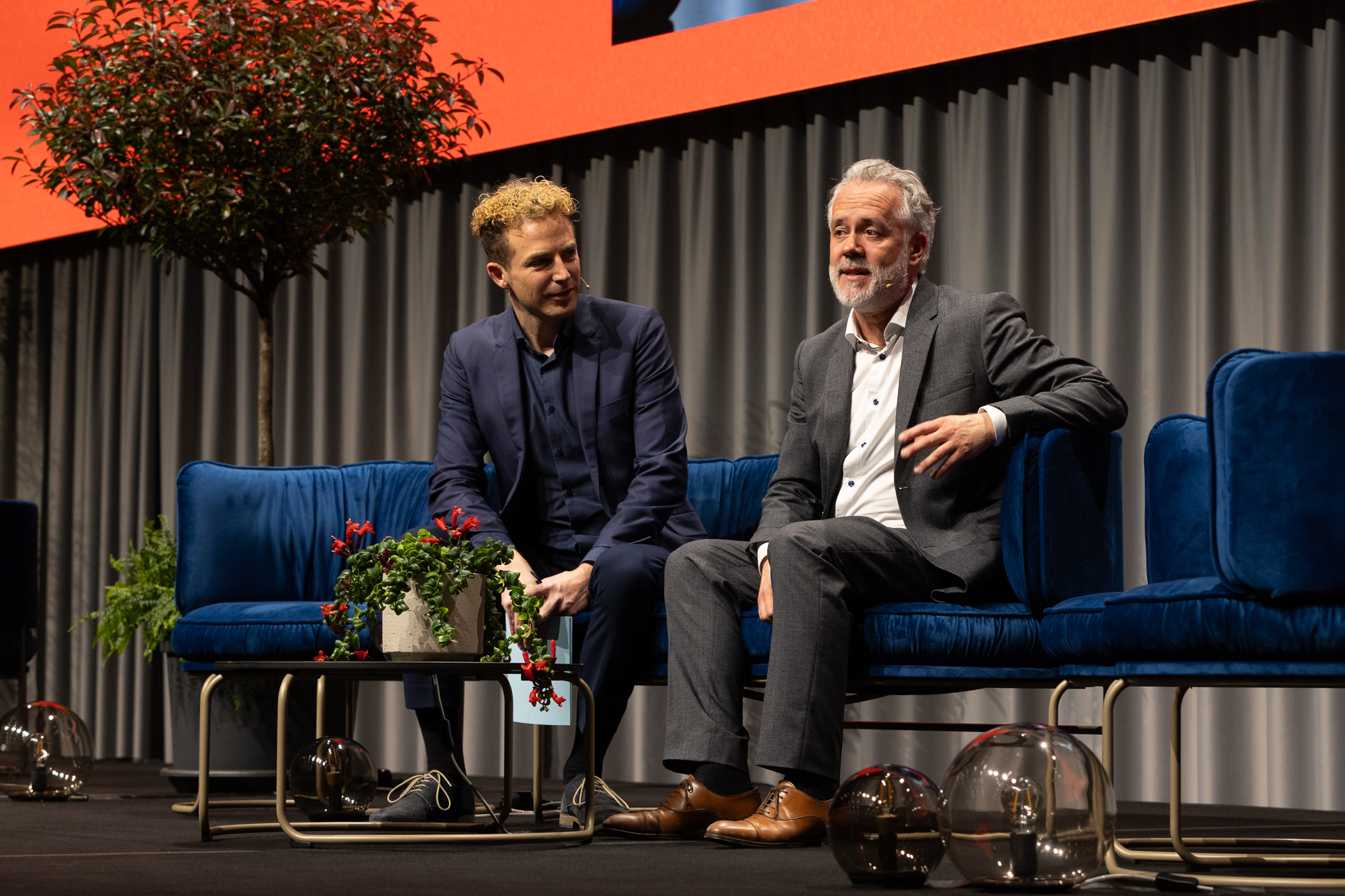 Zwei Männer sitzen auf einem blauen Sofa | © Swissolar / Sarah Bollmann, atelier olive GmbH