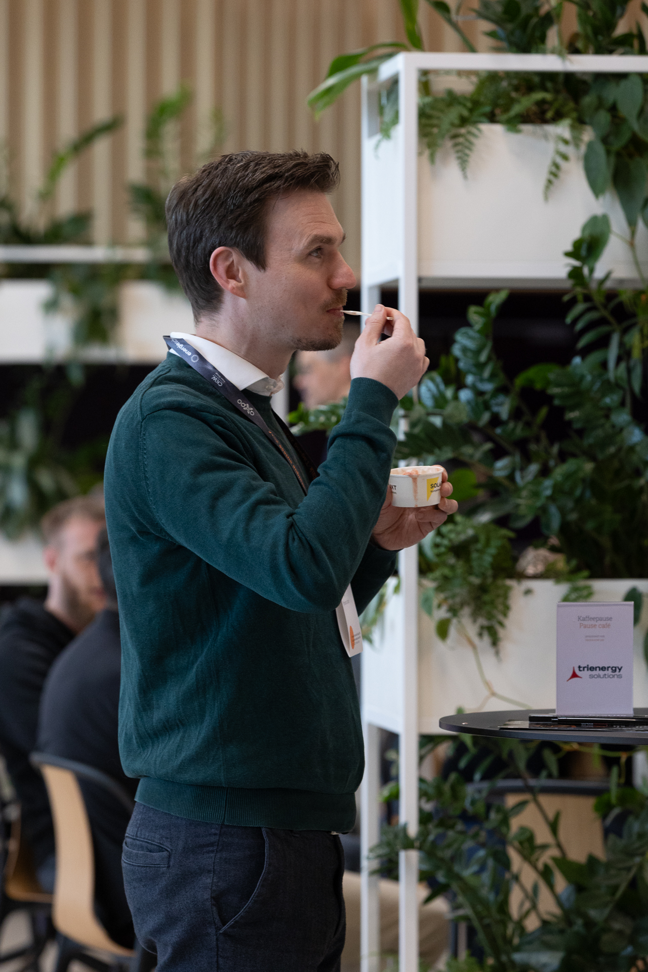 Ein Mann isst Eiscreme. Weisses Regal im Hintergrund. | © Swissolar / Sarah Bollmann, atelier olive GmbH