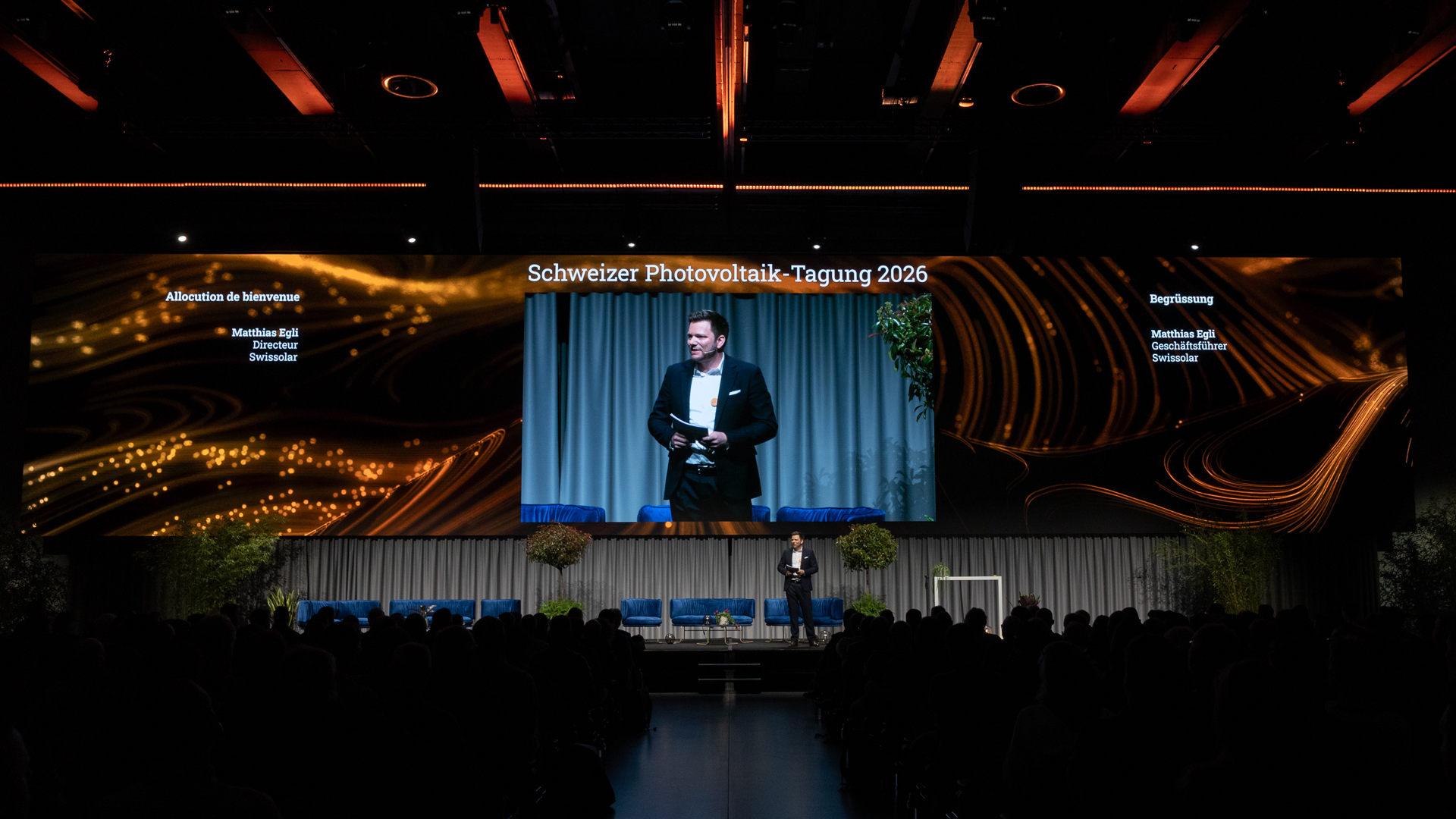 Screen auf dem Mann auf einer Bühne gezeigt wird | © Swissolar / Sarah Bollmann
