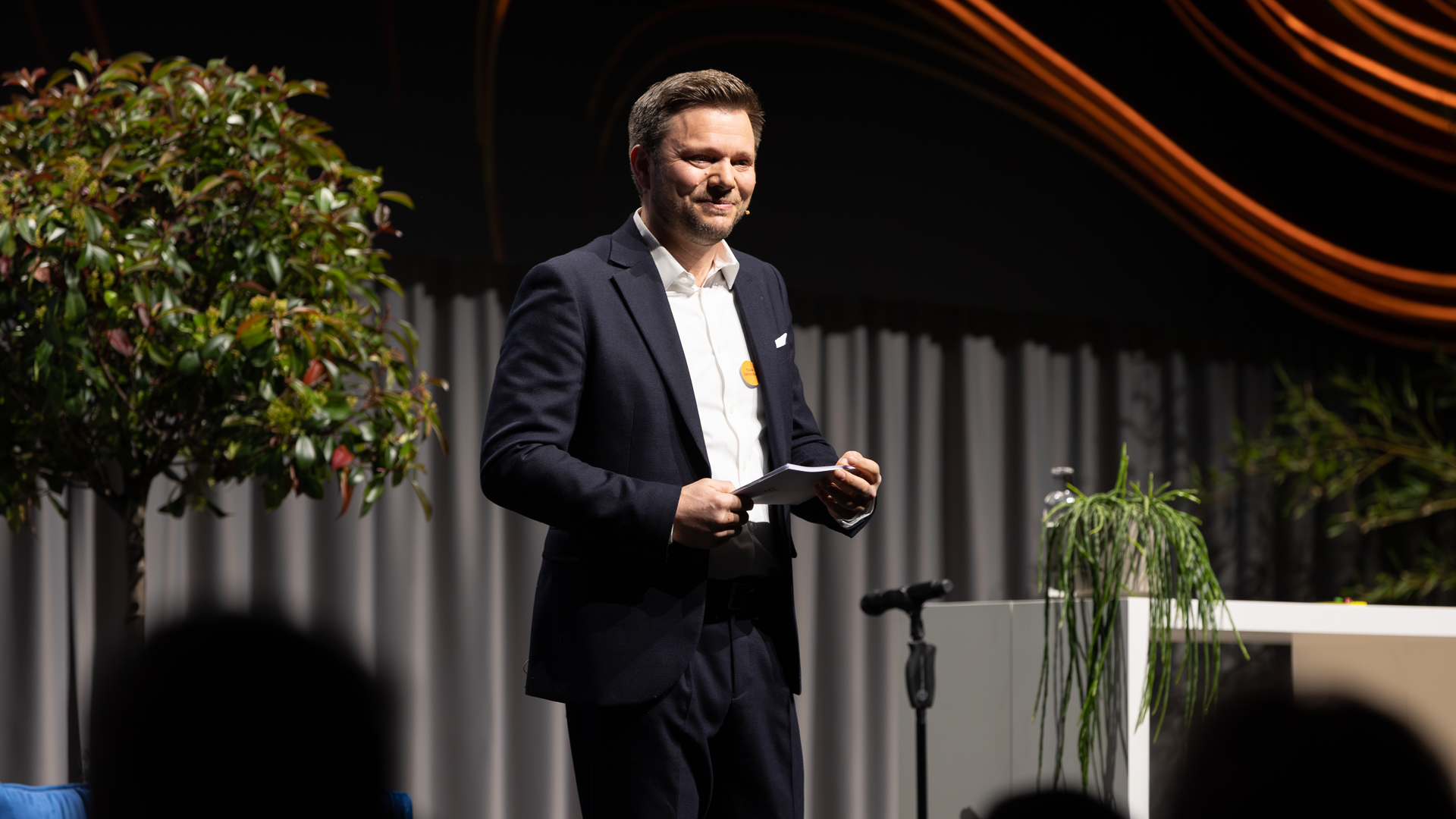 Mann mit schwarzen Jaacket vor grauen Hintergrund | © Swissolar / Sarah Bollmann